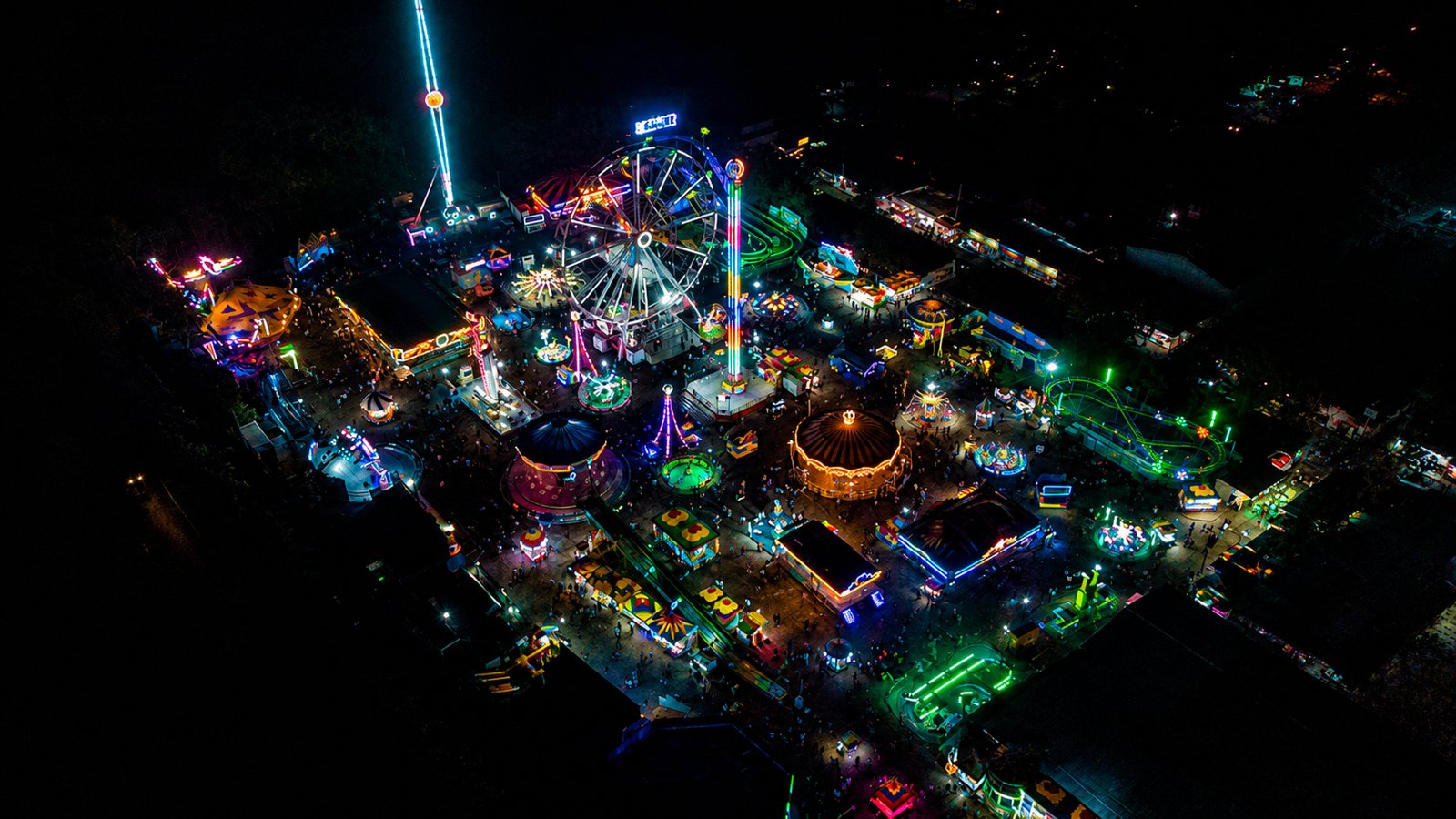 La Feria de Colima iluminada de noche, vista aérea