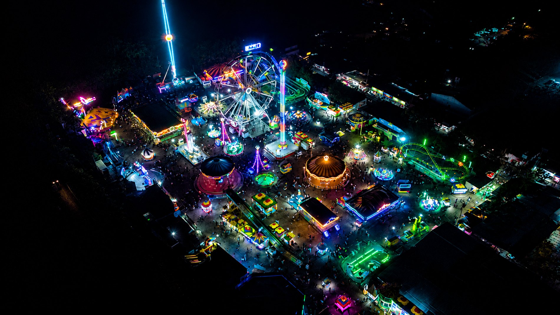 Vista aérea de la Feria de Colima de noche